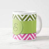 Rosa Zigzag, grüner Zigzag, Zickzack, Monogramm Jumbo-Tasse (Vorderseite Rechts)