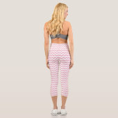 Rosa Zigzag, rosa Zickzack, geometrisches Muster Capri Leggings (Rückseite)