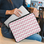 Rosa Zigzag, rosa Zickzack, geometrisches Muster Laptopschutzhülle<br><div class="desc">Elegant,  stylish and sophisticated zigzag (chevron) pattern in pink and white color. Modern and trendy gift,  perfekt for the zigzag lover in your life.</div>