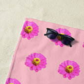 Rosa Zinnia Blume Nahtloses Muster auf Strandtuch (Beispiel)