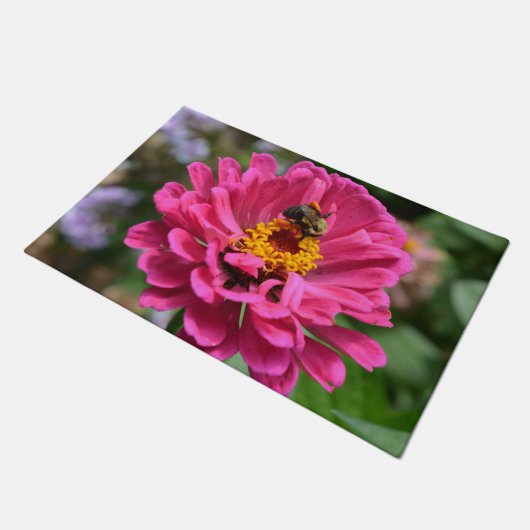 Rosa Zinnia und Hummel im Freien Kissen Fußmatte (Schrägansicht)