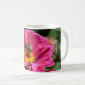 Rosa Zinnia und Hummel Kaffeetasse (VorderseiteRechts)