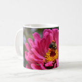 Rosa Zinnia und Hummel Kaffeetasse (Vorderseite Links)