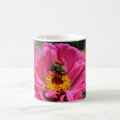 Rosa Zinnia und Hummel Kaffeetasse (Mittel)