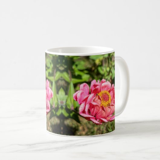 Rosa Zinnie mit gelber Mitte Kaffeetasse (VorderseiteRechts)