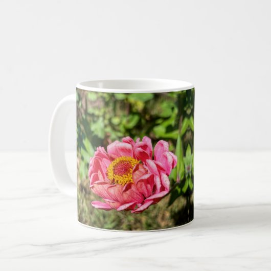 Rosa Zinnie mit gelber Mitte Kaffeetasse (Vorderseite Links)
