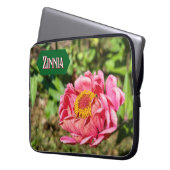 Rosa Zinnie mit gelber Mitte Laptopschutzhülle (Vorderseite Links)