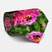 Rosa Zinnie mit Hummel Krawatte (Gerollt)