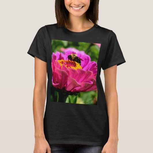 Rosa Zinnie mit Hummeln, rosa Blume, niedliche Bie T-Shirt (Vorderseite)