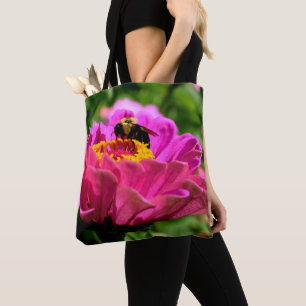 Rosa Zinnie mit Hummeln, rosa Blume, niedliche Bie Tasche