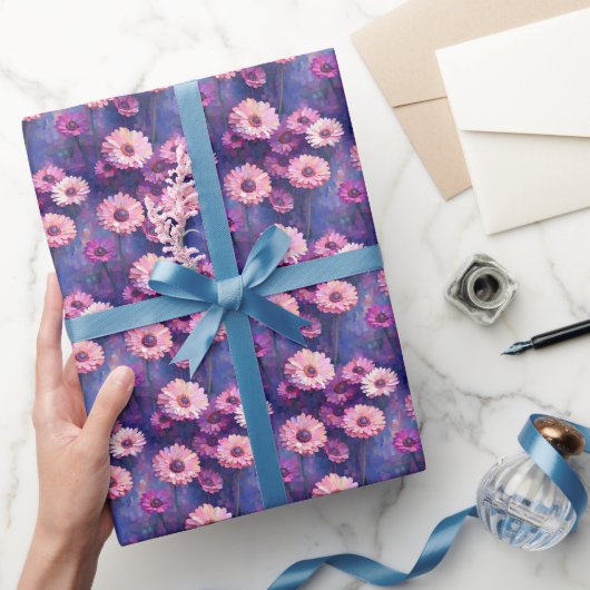 Rosa Zinnien auf Lila Geschenkpapier (Schenken)