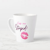 Rosa Zitat mit einem Kuss - Kuss mich, Dummkopf! Milchtasse (Linke Ecke)