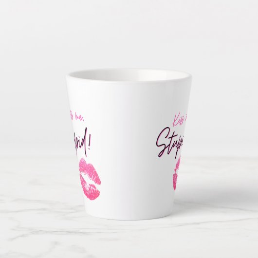 Rosa Zitat mit einem Kuss - Kuss mich, Dummkopf! Milchtasse (Vorderseite)