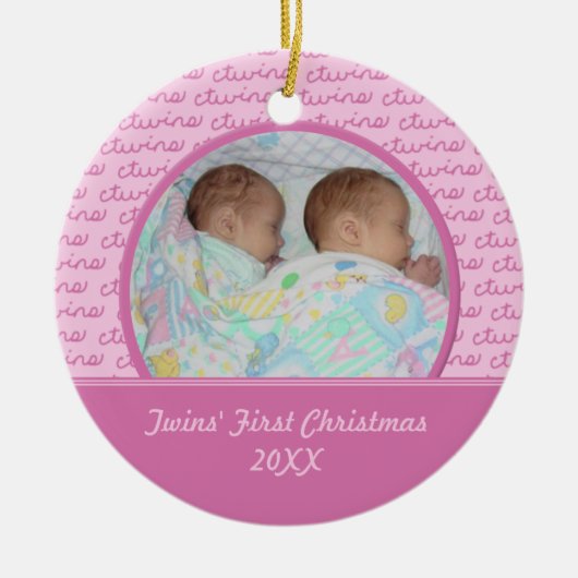 Rosa-Zwillings-erste WeihnachtsFoto-Verzierung Keramikornament (Vorne)