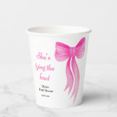 Rosafarbene Schleife - Sie knüpft den Knoten - Bra Pappbecher (Rückseite)