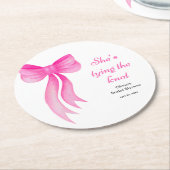 Rosafarbene Schleife - Sie knüpft den Knoten - Jun Runder Pappuntersetzer (Angewinkelt)