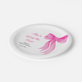 Rosafarbene Schleife - Sie knüpft den Knoten Jungg Pappteller (Schrägansicht)