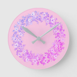 Rosafarbener Blumenkranz Runde Wanduhr