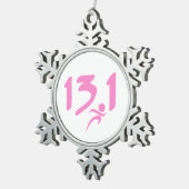 RosaHalbmarathon 13,1 Schneeflocken Zinn-Ornament (Rechts)