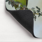 Rosaroter Liebesvogel auf dem Zweig Mousepad (Ecke)