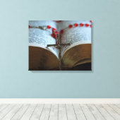 Rosary und Bibel 1 Leinwanddruck (Insitu (Holzboden))