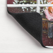 Rose auf Geige im Nassfenster Mousepad (Ecke)