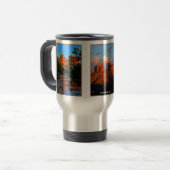 Rose auf roter Felsen-Überfahrt-Tasse Reisebecher (Vorderseite Links)
