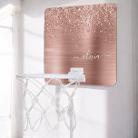 Rose aus gebürstetem Metall, Gold Rosa Glitzer Mon Mini Basketball Netz<br><div class="desc">Rose Gold - Rosa schwarze Imitate Foil Metallic Sparkle Glitzer gebürstete Metal Monogram Name Mini Basketball Hoop. Das macht den perfekten 16 Geburtstag,  Hochzeit,  Brautparty,  Jubiläum,  Babydusche oder Junggeselinnen-Abschied Geschenk für jemanden,  der Lieben glamourösen Luxus und schicke Stile.</div>