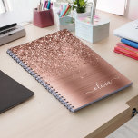 Rose aus gebürstetem Metall, Gold Rosa Glitzer Mon Notizblock<br><div class="desc">Rose Gold - Schwarz rosa Imitate Foil Metallic Sparkle Glitzer gebürstete Metal Monogram Name Spiral Notebook Planner. Das macht den perfekten 16 Geburtstag,  Hochzeit,  Brautparty,  Jubiläum,  Babydusche oder Junggeselinnen-Abschied Geschenk für jemanden,  der Lieben glamourösen Luxus und schicke Stile.</div>