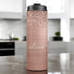 Rose aus gebürstetem Metall, Gold Rosa Glitzer Mon Thermosbecher<br><div class="desc">Rose Gold - Rosa blütenfarbene Imitate Foil metallic sparkle Glitzer gebürstetes Metall Monogram Name Drink Tumbler. Das macht den perfekten 16 Geburtstag,  Hochzeit,  Brautparty,  Jubiläum,  Babydusche oder Junggeselinnen-Abschied Geschenk für jemanden,  der Lieben glamourösen Luxus und schicke Stile.</div>