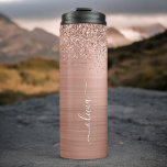 Rose aus gebürstetem Metall, Gold Rosa Glitzer Mon Thermosbecher<br><div class="desc">Rose Gold - Rosa blütenfarbene Imitate Foil metallic sparkle Glitzer gebürstetes Metall Monogram Name Drink Tumbler. Das macht den perfekten 16 Geburtstag,  Hochzeit,  Brautparty,  Jubiläum,  Babydusche oder Junggeselinnen-Abschied Geschenk für jemanden,  der Lieben glamourösen Luxus und schicke Stile.</div>