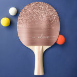 Rose aus gebürstetem Metall, Gold Rosa Glitzer Mon Tischtennis Schläger<br><div class="desc">Rose Gold - Schwarz rosa Imitate Foil Metallic Sparkle Glitzer gebürstete Metal Monogram Name Ping Pong Paddel Paddel. Das macht den perfekten 16 Geburtstag,  Hochzeit,  Brautparty,  Jubiläum,  Babydusche oder Junggeselinnen-Abschied Geschenk für jemanden,  der Lieben glamourösen Luxus und schicke Stile.</div>