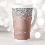 Rose aus gebürstetem Metall Gold Silber Glitzer Mo Milchtasse<br><div class="desc">Rose Gold - Rosa- und Silberne Imitate Foil metallische Sparkle Glitzer gebürstete Metal Monogramm Name Latte Coffee Cup Tasse. Das macht den perfekten 16 Geburtstag,  Hochzeit,  Brautparty,  Jubiläum,  Babydusche oder Junggeselinnen-Abschied Geschenk für jemanden,  der Lieben glamourösen Luxus und schicke Stile.</div>
