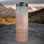 Rose aus gebürstetem Metall Gold Silber Glitzer Mo Thermosbecher<br><div class="desc">Rose Gold - Rosa und Silber Imitate Foil metallische Sparkle Glitzer gebürstete Metal Monogram Name Drink Tumbler. Das macht den perfekten 16 Geburtstag,  Hochzeit,  Brautparty,  Jubiläum,  Babydusche oder Junggeselinnen-Abschied Geschenk für jemanden,  der Lieben glamourösen Luxus und schicke Stile.</div>