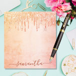 Rose aus Korallen Rosa Glitzer Marmor Monogramm Notizblock<br><div class="desc">Korallen, Rose Gold, rosa rustikaler Marmorboden. Dekoriert mit goldenen und Rose Gold Imitate Glitzer tropfen, malen Tropfen aussehen. Personalisieren Sie Ihren Namen und fügen Sie ihn hinzu. Der Name ist mit einem großen, modernen, handgeschriebenen Stil geschrieben. Dunkle Korallenbriefe. Um die Swashes behalten, löschen Sie nur den Beispielnamen, verlass die Leerzeichen...</div>