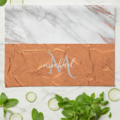 Rose aus Kupfer Gold und Grau mit Monogram Kit Geschirrtuch (Gefaltet)