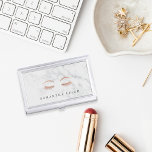 Rose aus Marmor, Personalisierte Lashes Visitenkarten Dose<br><div class="desc">Eleganter Visitenkartenhalter für Ästhetiker oder Make-up-Künstler mit dunkelgrauem Schriftzeichen auf einem luxuriösen Hintergrund aus weißem Marmor mit üppigen Wimpern und Brauen in Imitaten Rose Goldfolie.</div>
