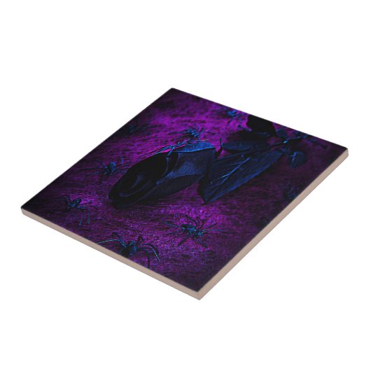 Rose aus schwarzem Material, Schwarze Spinnen Fliese (Seite)