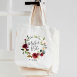 Rose Burgund Blumenreath Mutter der Braut Tragetasche<br><div class="desc">Die Tasche ist ein Geschenk für die Brautmutter,  mit einem bordeauxfarbenen Kranz aus Aquarell in der Rose,  in dem die Brautmutter in handgeschriebener Schrift eingetragen ist. Personalisieren Sie Ihre Hochzeitsdaten oder den Namen des Empfängers unten.</div>