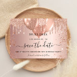 Rose der Geburtstagspartei Save the Date<br><div class="desc">Eine gmädchenhafte und trendige Save the Date-Karte für eine 18. Geburtstagsfeier (oder jedes Alter). Der Hintergrund der Rose ist rot und mit Imitaten, Tropfen, Glitzern und Ballons aus Glitzer verziert. Personalisieren und fügen Sie Datum und Name/Alter hinzu. Der Text: Save the Date ist mit einem großen angesagten, handgeschriebenen Stilskript geschrieben....</div>