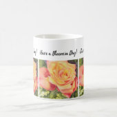 Rose Gelb und Pfirsichfarben Blume Kaffeetasse (Mittel)