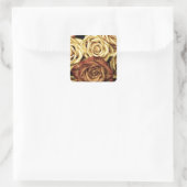 Rose gelb und rot quadratischer aufkleber (Tasche)