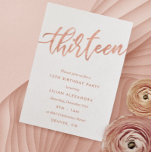 Rose Gold 13. Geburtstag Einladung | Imitate Foil<br><div class="desc">Rose Gold 13. Geburtstagsparty Einladungen: Hübsche Rose Gold 13. Geburtstagsfeier Einladung Design mit hellen Rose Gold-Folie Look "dreizehn" in handgeschriebenen Schrift Typografie geschrieben. Zeitgenössische Schrift füllt die Party-Details aus. [Beachten Sie, dass zwar Elemente dieses Designs wie Folie gedruckt werden, aber bei der Erstellung der Einladungen keine Folie oder Metallfarbe verwendet...</div>
