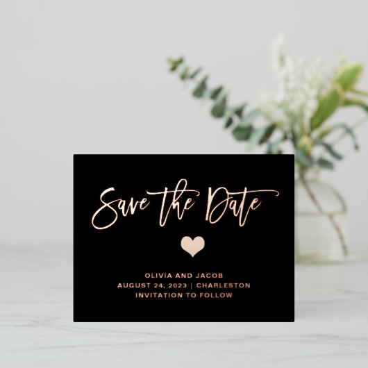 Rose Gold auf Schwarz mit Herz | SAVE THE DATE Folie Einladungspostkarte (Stehend vorne)