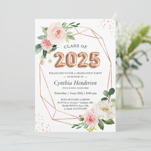 Rose Gold Balloon Schriftart Class of 2025 Abschlu Einladung (Stehend Vorderseite)