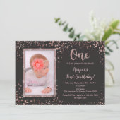 Rose Gold Black First Birthday Foto Einladung (Stehend Vorderseite)
