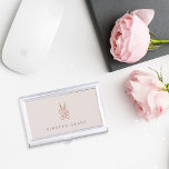 Rose Gold Blumenschere Personalisiert Visitenkarten Dose<br><div class="desc">Eleganter Visitenkartenhalter für Friseursalon- oder Friseursalonbesitzer mit Ihrem Namen und/oder Firmennamen in klassisch grauer Schrift auf einem rot-rosa Hintergrund mit einer blumengeschmückten Schere in Imitaten Rose Goldfolie.</div>