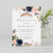 Rose Gold Blush Navy Blumenwirbel Quinceanera Folieneinladung (Stehend vorne)