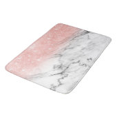 Rose Gold Blush Ombre Glitzer auf Trendy Marble Badematte (Schrägansicht)