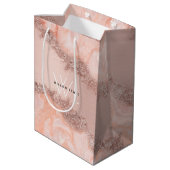 Rose Gold Blush Pink Agate Geode Glitzer Monogram Mittlere Geschenktüte (Rückseite Schrägansicht)